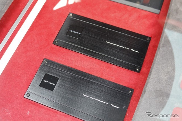 パワーアンプにはカロッツェリアのPRS-D700を2台用いるシステム。小型のデジタルアンプでシンプルシステムを構築。