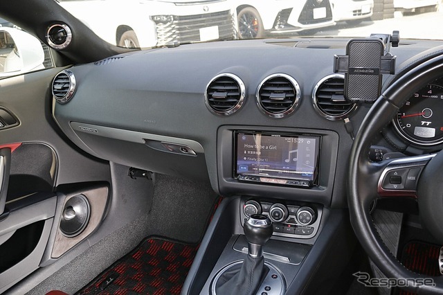 コクピットはアウディTTの純正デザインを尊重しつつスピーカーの存在感もしっかりアピール作り込みとした。