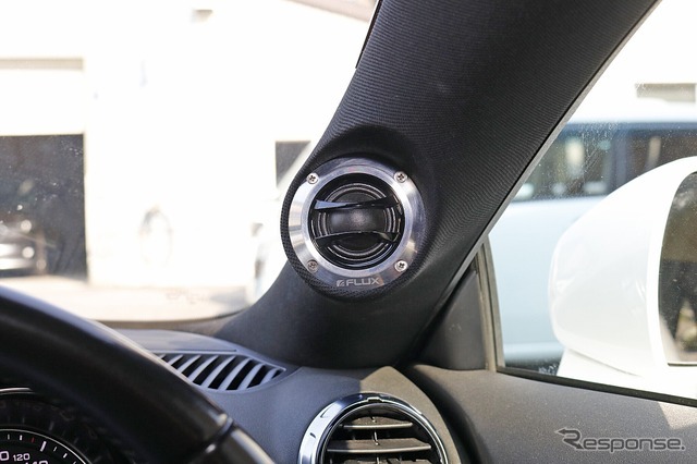 Aピラーを加工してビルトイン取り付けされるフラックスのツイーター。エアコン吹き出し口とのデザイン的な統一感もお気に入り。