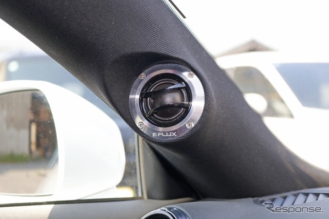 ピラーをツイーター形状に合わせて加工して、シンプルだがスマートに融合させたデザイン処理がオーナーもお気に入り。