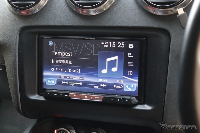 ヘッドユニットには高音質カーナビであるサイバーナビXシリーズを使う比較的シンプルなシステム構成としている。