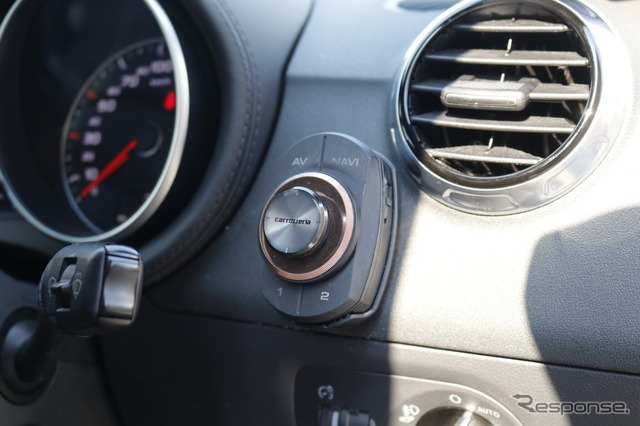 カーナビの操作リモコンであるスマートコマンダーはブルートゥース接続されるので取り付け場所を選ばない。