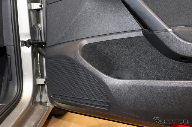 純正ドアスピーカーの取り付け位置の一例。