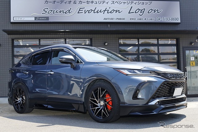 80系ハリアーの流麗なスタイリングを受けてオーディオのインストールデザインにも徹底したこだわりを注入した。