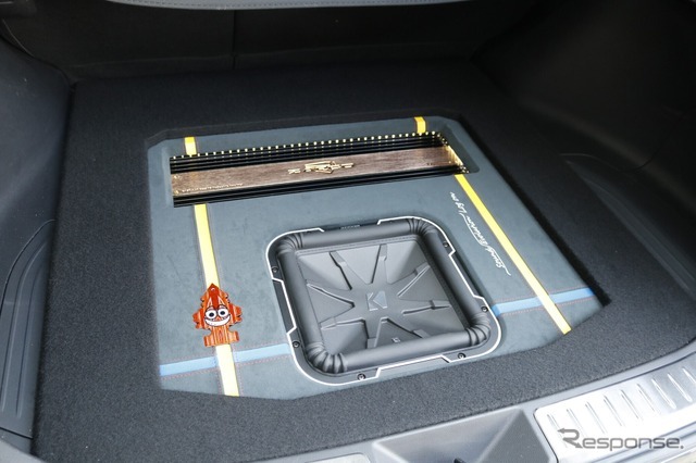 ラゲッジを見るとフラットインストールながらデザイン性の高さが際立つ。色使いやレイアウトの個性が光る。