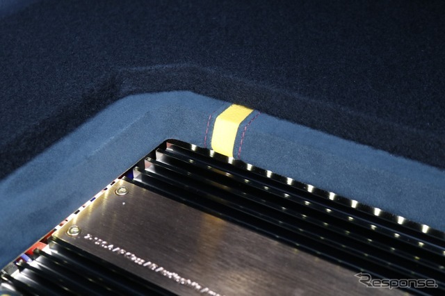 ザプコのパワーアンプの周囲を見るとLEDによるイルミ処理が施されているのがわかる。キラキラとフェイスパネルを照らし出す。