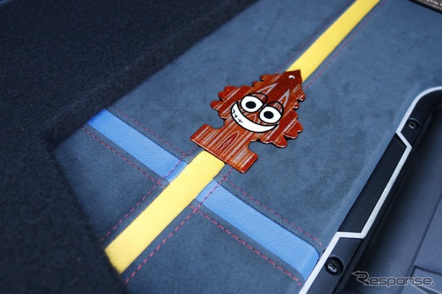 オーナーがこだわった3色のラインに加えてワンポイントとしてカスタムツリーをデザインに採り入れたのも遊び心。