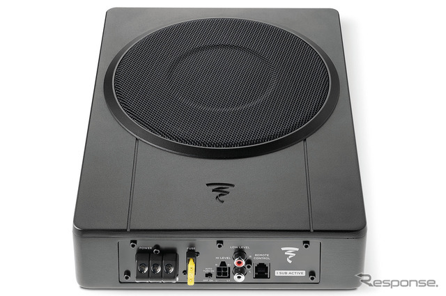 「小型・薄型のパワードサブウーファー」の一例（フォーカル・iSUB ACTIVE）。