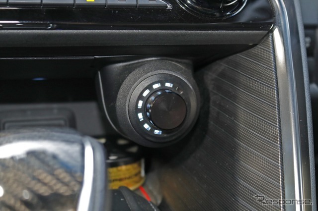 ヘリックスのコントローラーであるコンダクターをセンタークラスターの純正プッシュスターター位置を利用して取り付ける。