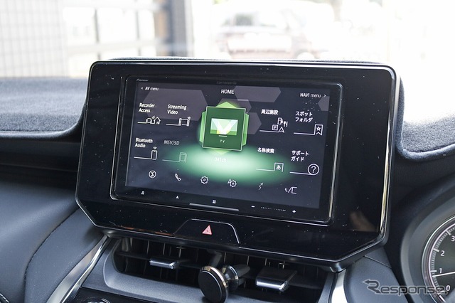 カーナビにはサイバーナビを搭載。通信を使った機能も備え普段使いするにも何かと便利なナビとなっている。
