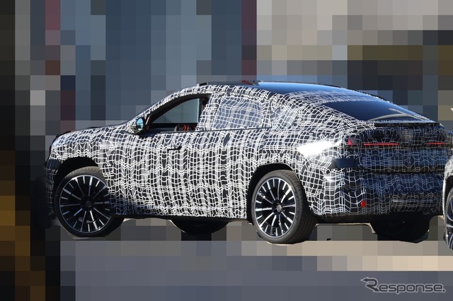 BMW iX4 市販型のプロトタイプ