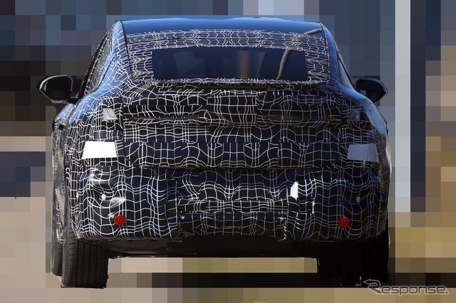 BMW iX4 市販型のプロトタイプ