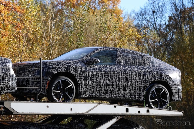 BMW iX4 市販型のプロトタイプ