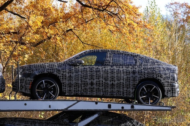 BMW iX4 市販型のプロトタイプ