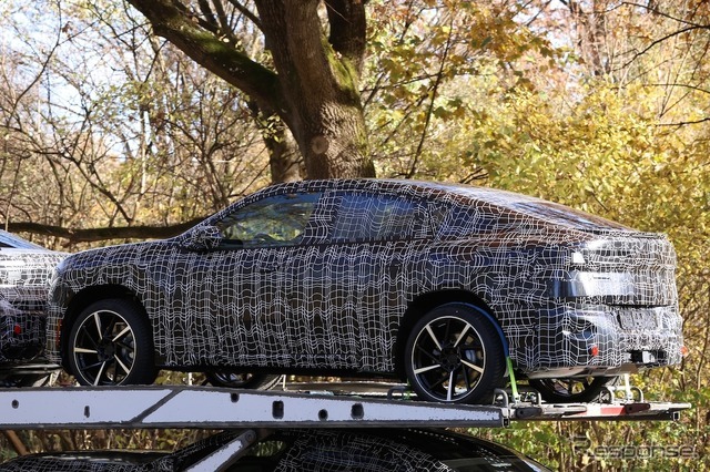 BMW iX4 市販型のプロトタイプ