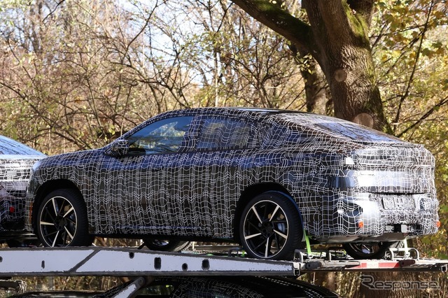 BMW iX4 市販型のプロトタイプ