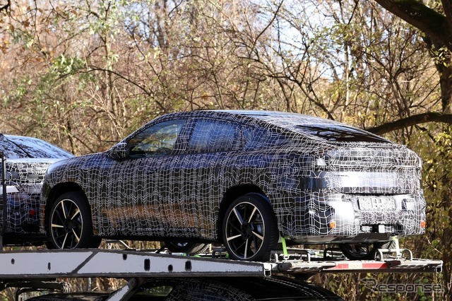 BMW iX4 市販型のプロトタイプ