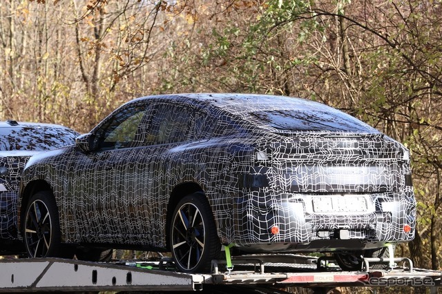 BMW iX4 市販型のプロトタイプ