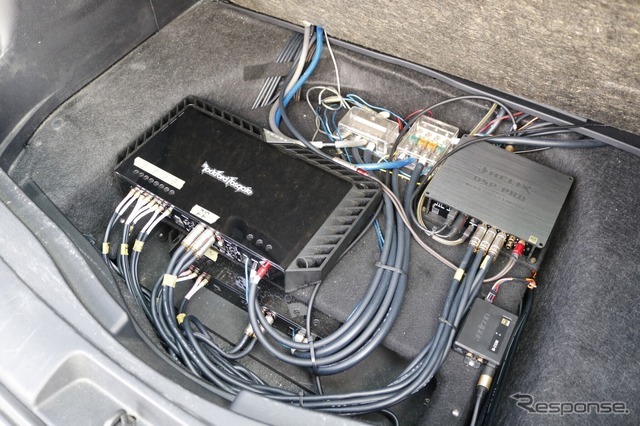 限られたラゲッジスペースを有効活用する方法として、フロア下を3階層に分けてユニットを積み重ねる手法が採られた。