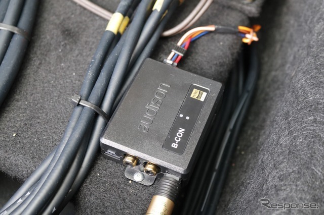 ブルートゥースユニットとしてはオーディソンのビーコンを採用。DAPと併用するiPhoneをシステムに無線接続している。