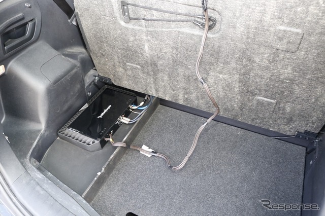 ラゲッジフロアの表面のパネルを跳ね上げると見えてくるのがサブウーファー用のパワーアンプT1500-1bd。