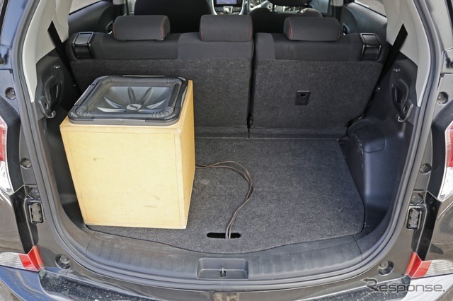 ラゲッジにはサブウーファーのみが設置され、他のユニット類はすべて床下設置され、荷物の積載スペースも確保した。