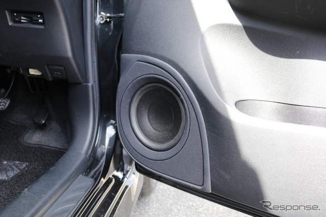 ドアポケットなどは純正のまま利用できつつ、純正スピーカー位置の周辺までを使ったバッフル設計が施されている。