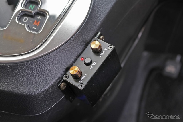 ヘリックスのDSPをコントロールするリモコンであるURC-3をセンタークラスター脇に設置。コンパクトで車内へのフィット感も高い。