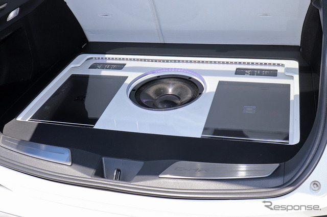 「単体サブウーファー」が搭載されたオーディオカーの一例（製作ショップ：シティロード福山（広島県福山市）。