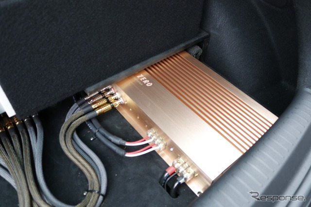大型のパワーアンプは横方向には収まりきらず、ラゲッジの底に前後方向に縦置き設置しているのが特徴。