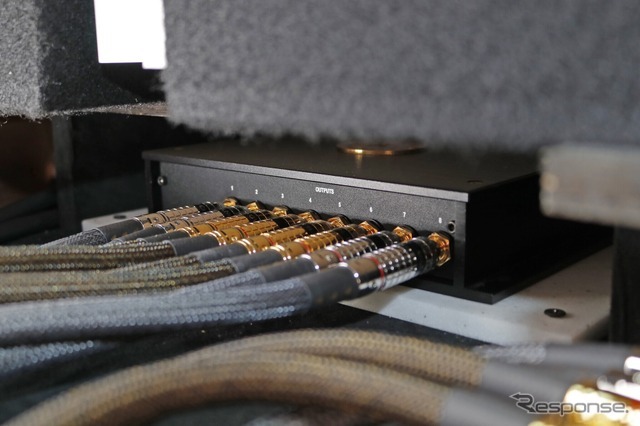 下段に設置された2台のパワーアンプの間に設置されているのはリゾルトのDSPであるT-DSPmk2。大理石でマウントされている。