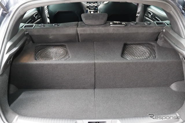 すべての保護パネルを被せるとこのように荷物積載が可能なラゲッジができ上がる。フラット面には常に洗車道具が積載される。