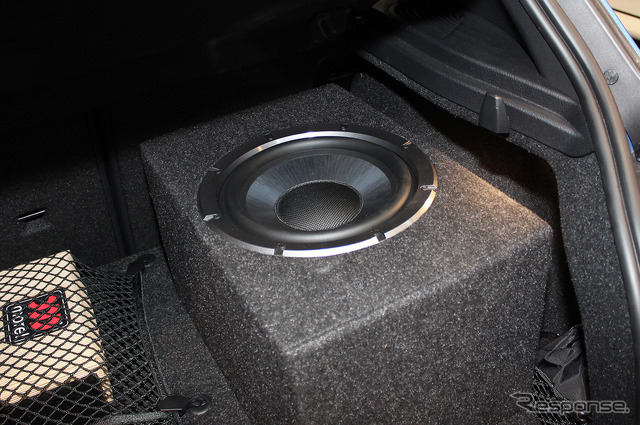 「単体サブウーファー」が搭載されたオーディオカーの一例（製作ショップ：AVカンサイ（大阪府）。