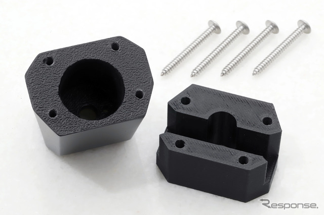 ロワグリルに挟み込む形で固定するブラケット