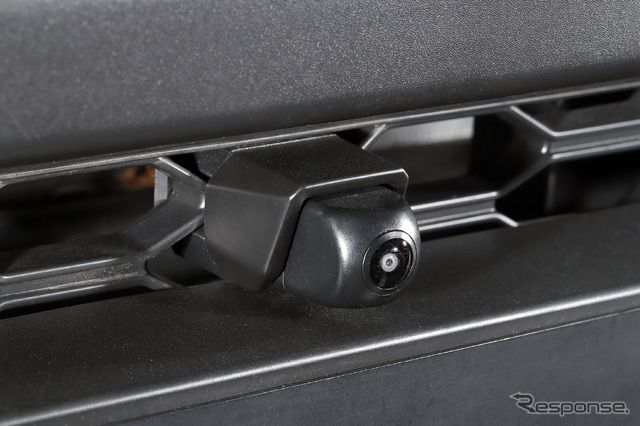 フロントナンバープレート上部への取り付けを想定