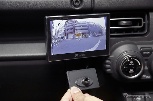 ジムニー専用のモニター固定アタッチメントも開発中