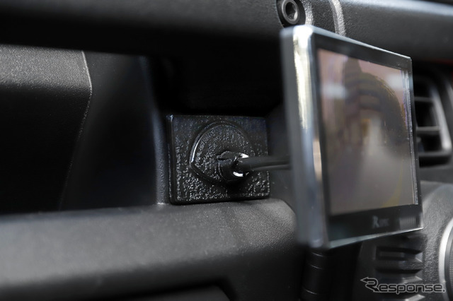 アタッチメントを使用するとモニターがグローブボックス横の見やすい位置に固定できる