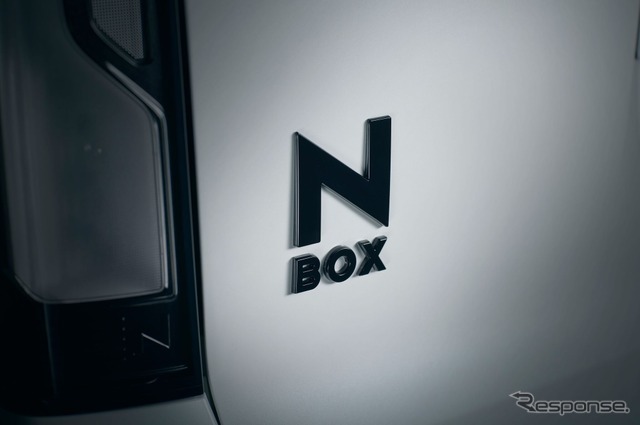ホンダ N-BOX CUSTOM の「BLACK STYLE」