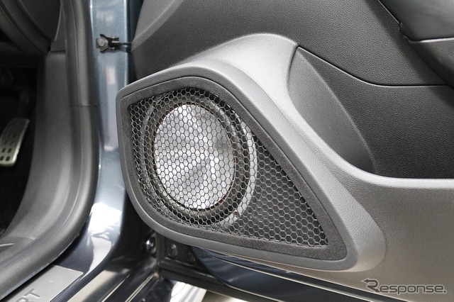 フロントスピーカーにはマイクロプレシジョンのZスタジオシリーズをチョイス。ドアのアウターバッフルは美しい仕上がり。