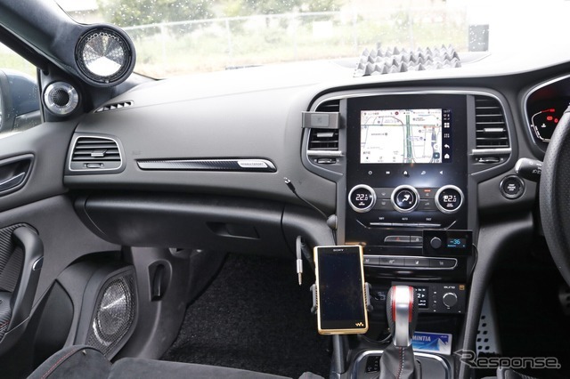 オーナーの意向は抑えたインストールデザイン。落ち着いた取り付け処理で大人のインテリアを目指した。