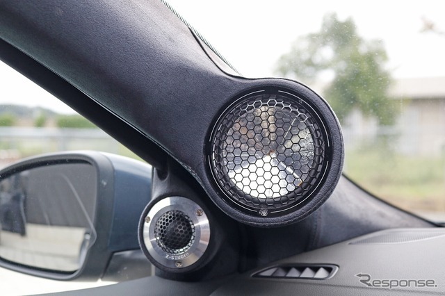 中高域スピーカーの取り付けには徹底的にこだわる。角度やロケーションを厳選してアナログ面での完成度を高めている