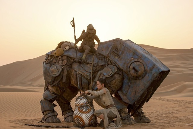 レイ＆BB-8／『スター・ウォーズ／フォースの覚醒』- (C) 2015Lucasfilm-Ltd.-&-TM