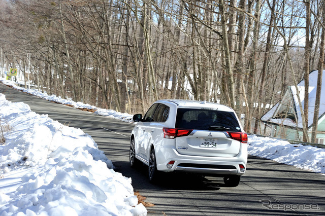 道路に雪はないものの、気温は低く凍結している箇所も。アウトランダーPHEVなら安心して走れる。