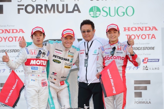 スーパーフォーミュラの今季第6戦、スポーツランドSUGO戦の表彰式。優勝はA.ロッテラー。