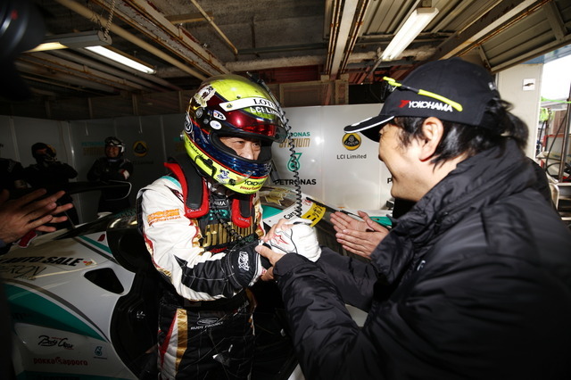 Q1突破を果たし、笑顔の#2 高橋一穂（左）。バトンを受けた加藤寛規がGT300ポール獲得を決めた。