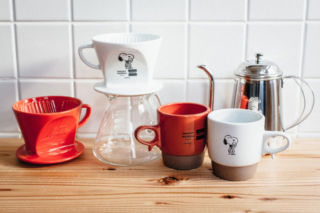 「Kalita」HASAMI コーヒードリッパー、ガラスサーバー、HASAMI マグカップ*、ドリップポット - (C) Peanuts Worldwide LLC