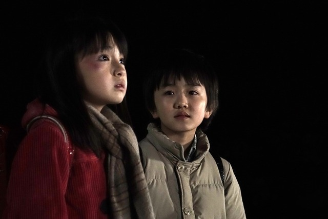 鈴木梨央、中川翼／『僕だけがいない街』-(C)2016 映画「僕だけがいない街」製作委員会