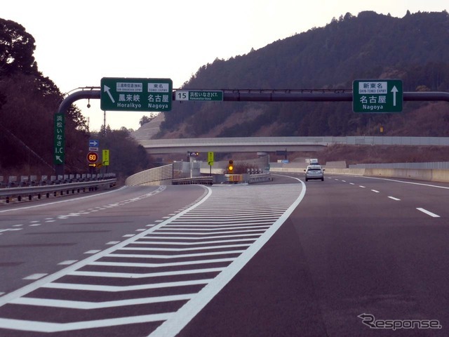 いなさJCT付近。新東名高速道路はまっすぐ進む