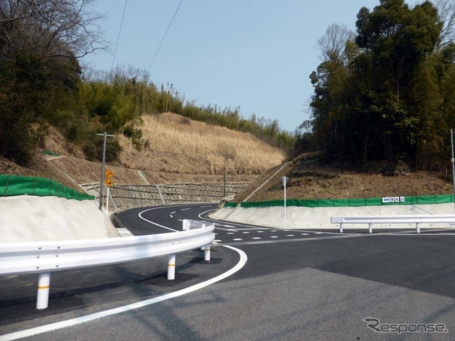 岡崎サービスエリアへ一般道で向かうために新設された道路。これがまだ地図データには反映されていなかった