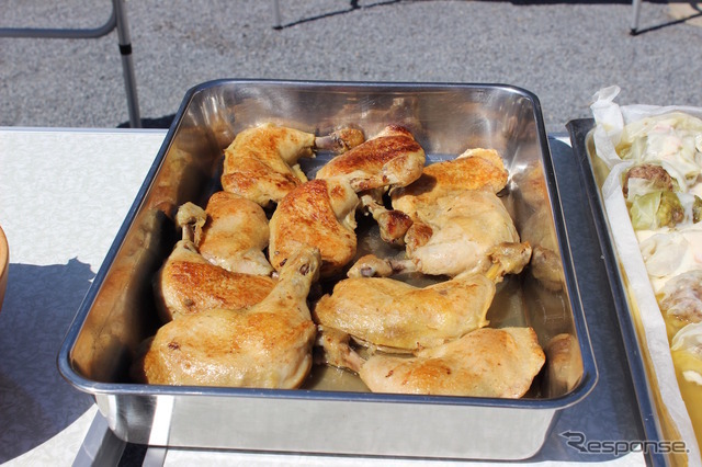 ライダー丼に載る鶏のコンフィ。ローストする際の脂はカレーに活かされている。